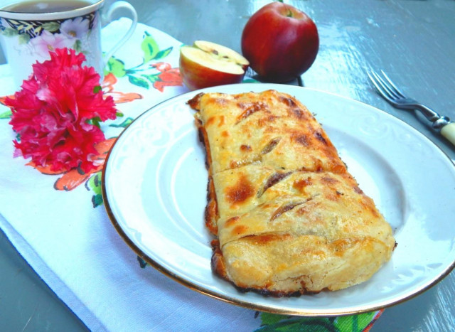 Листковий яблучний пиріг з дріжджового домашнього тесту рецепт з фото покроково 
