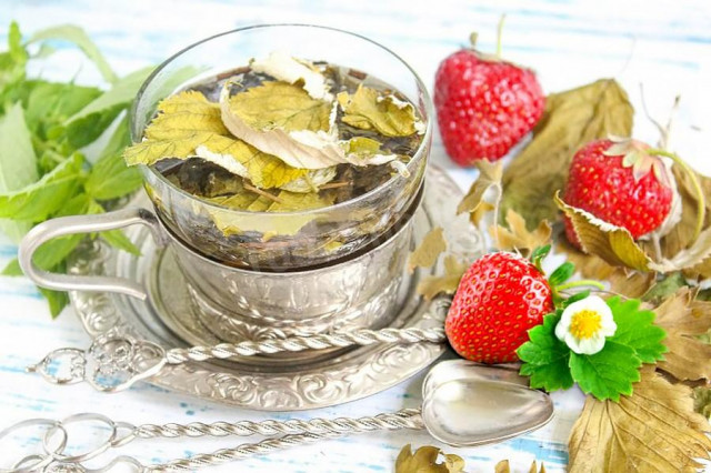 Чай з сушеного листя малини, полуниці і смородини рецепт з фото 