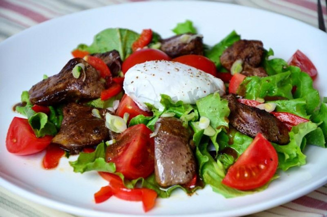 Теплий салат з курячою печінкою і яйцем-пашот рецепт з фото покроково 
