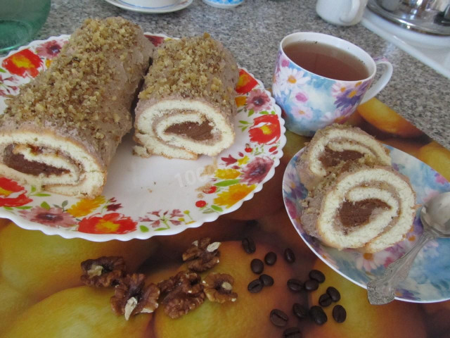 Бісквітний рулет з кавовою начинкою і банановим кремом рецепт з фото покроково 