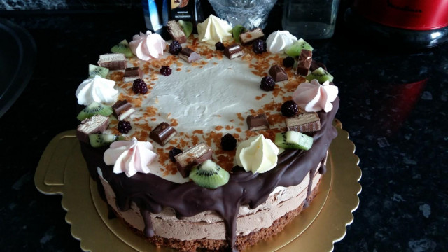 Торт Три шоколаду з ваніллю, Бейлісом і фруктами рецепт з фото 