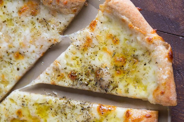 Біла піца з італійською сумішшю трав рецепт з фото 