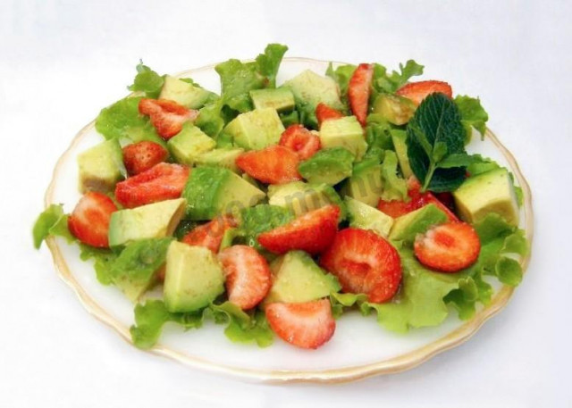 Салат з полуницею авокадо і бразильським горіхом рецепт з фото 