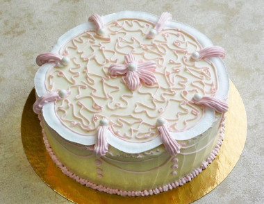 Бисквитный торт с клубникой и кремом