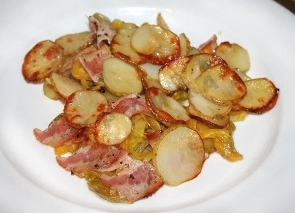 Молода картопля запечена з овочами і беконом рецепт з фото покроково 