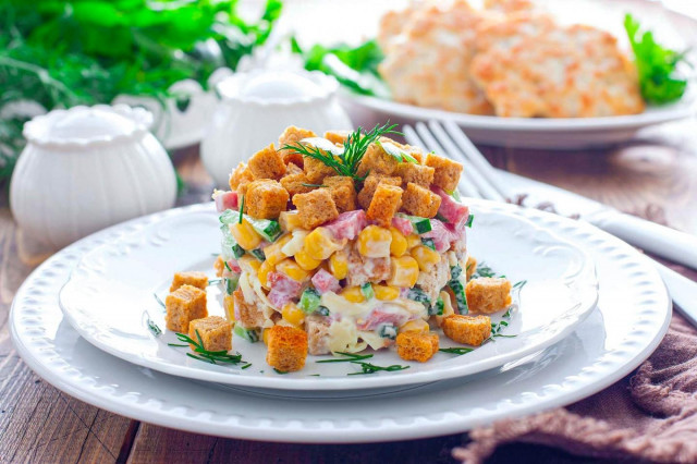 Салат з сухариками і кукурудзою і ковбасою рецепт з фото покроково і відео 