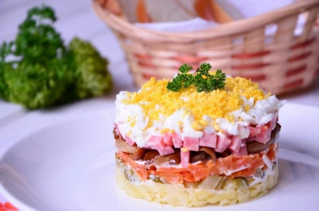 Салат мисливський з солоними огірками і копченою ковбасою рецепт з фото покроково 