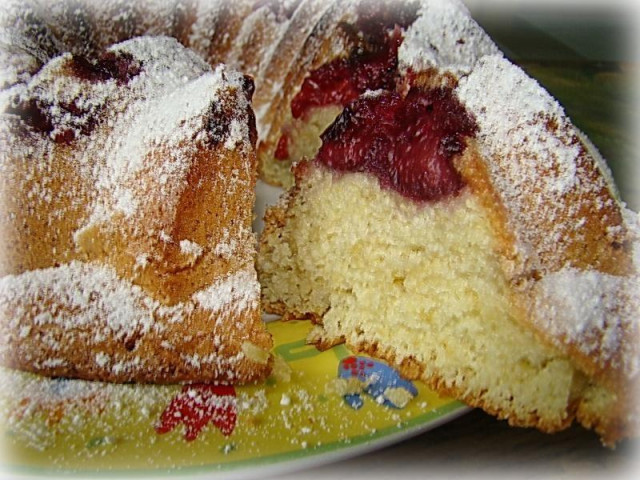 Бісквітний пиріг з вишнею рецепт з фото покроково 