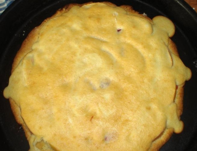Смачний яблучної пиріг з бісквітним покриттям рецепт з фото покроково 