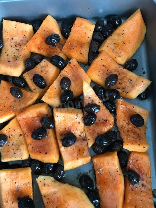 Запечена гарбуз з оливками в духовці рецепт з фото 