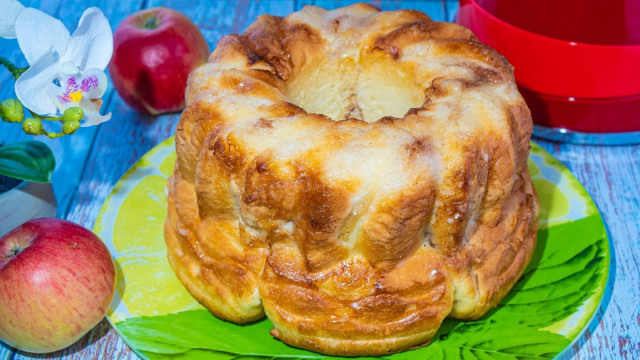 Яблучний дріжджовий пиріг на молоці з корицею рецепт з фото покроково і відео 