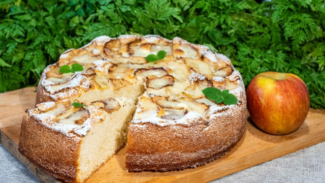 Бісквітний яблучний пиріг на сметані рецепт з фото покроково і відео 