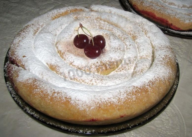 Пиріг Равлик з тіста на кефірі вишневий рецепт з фото 