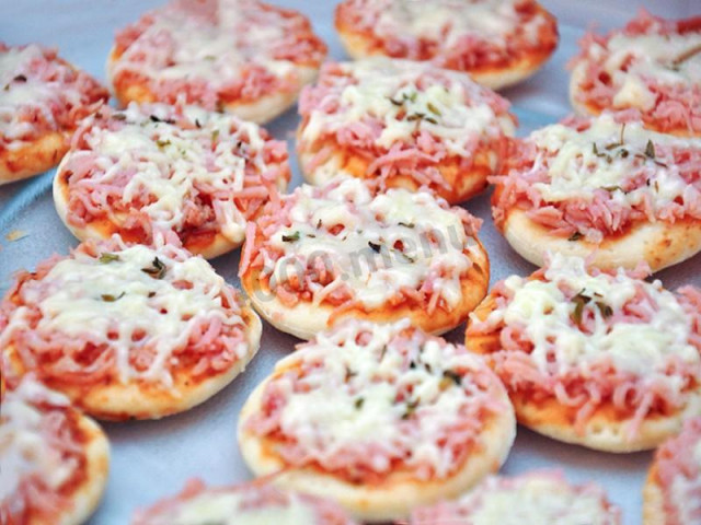 Міні піца з шинкою і сиром на готовому листковому тісті рецепт з фото 