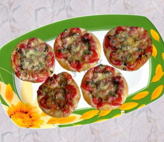 Піца міні з салямі і черрі з листкового тіста рецепт з фото покроково 