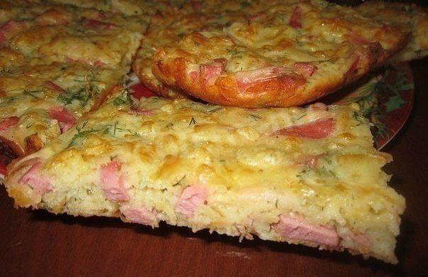 Швидкий пиріг на кефірі з сиром цибулею і вареною ковбасою рецепт з фото 