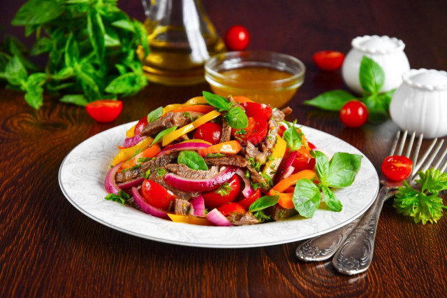 Теплий салат з яловичиною болгарським перцем і овочами рецепт з фото покроково і відео 