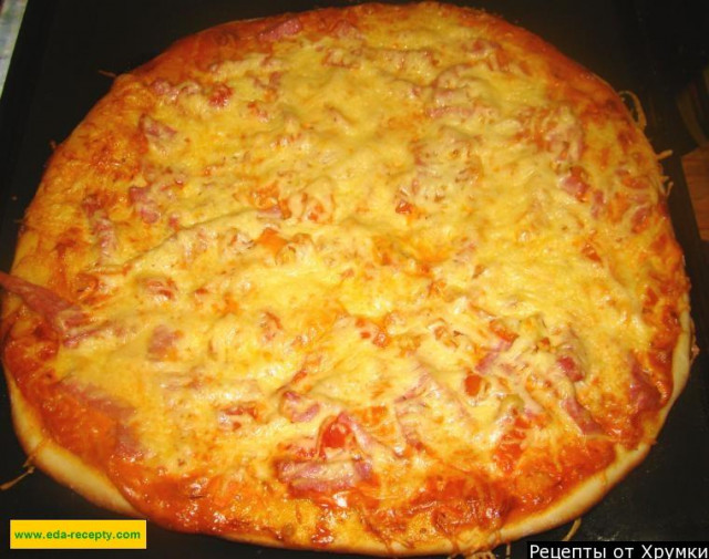 Пицца из дрожжевого теста с начинкой из колбасы и помидоров