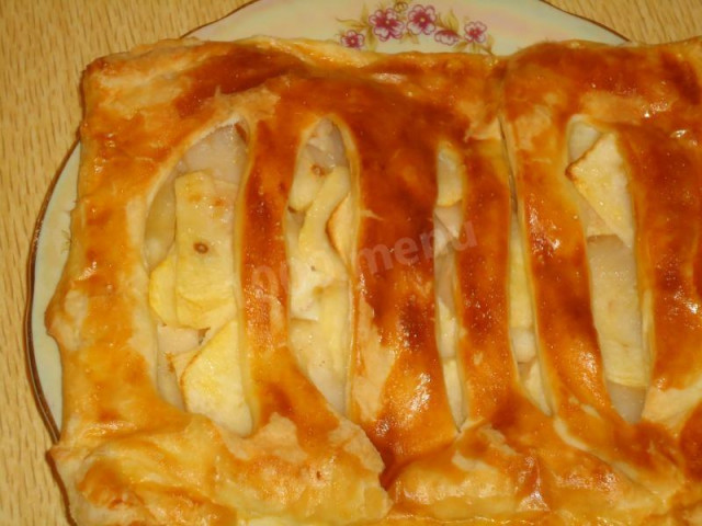 Яблучний закритий пиріг з готового листкового тіста рецепт з фото покроково 