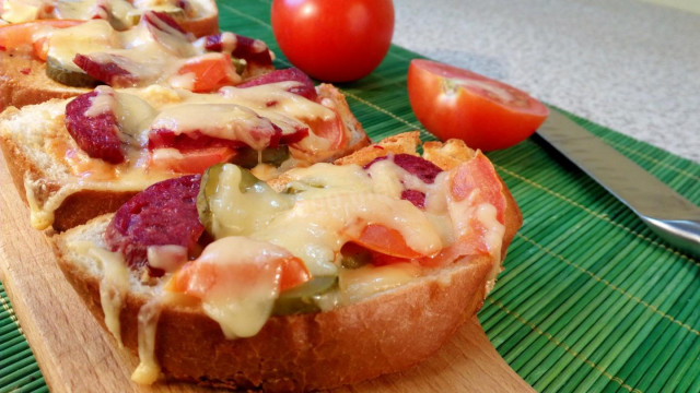 Найпростіша піца на батоні з томатами і салямі рецепт з фото і відео 