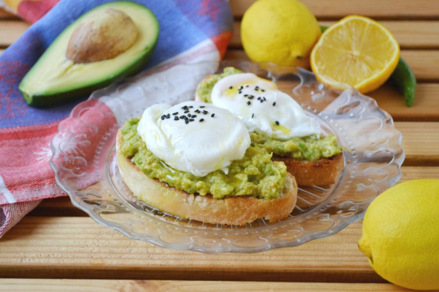Бутерброд з яйцем пашот і авокадо рецепт з фото 