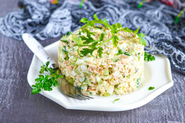 Салат з горбушей консервованої рисом і яйцем рецепт з фото покроково і відео 