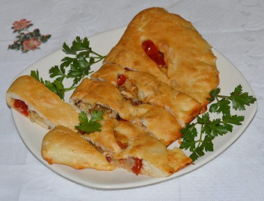 Закрытая пицца кальцоне с курицей и грибами