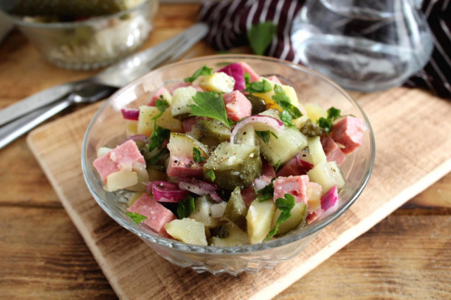Салат ковбасою, маринованим огірком і картоплею рецепт з фото покроково 
