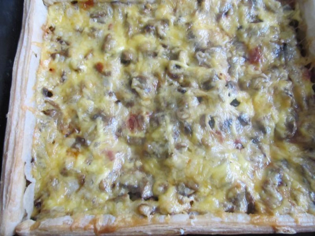 Піца листкова з печерицями, копченою ковбасою і майонезом рецепт з фото покроково 