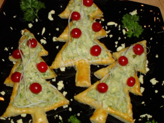 Закусочні слойки новорічні ялинки рецепт з фото покроково 