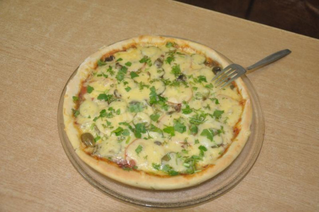 Італійська тонка піца з шинкою, сиром і грибами рецепт з фото покроково 