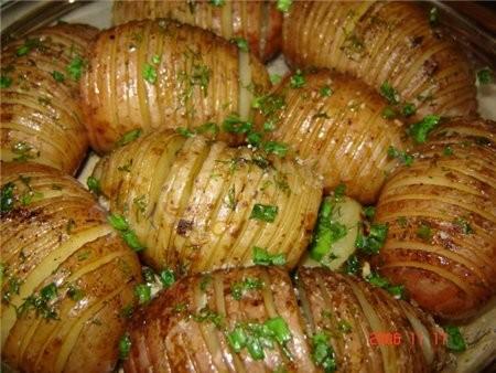 Картопля гармошка з зеленню і часником рецепт з фото покроково 