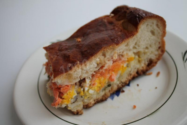 Пиріг з начинкою з сьомги, рису і яєць з дріжджового тіста рецепт з фото покроково 
