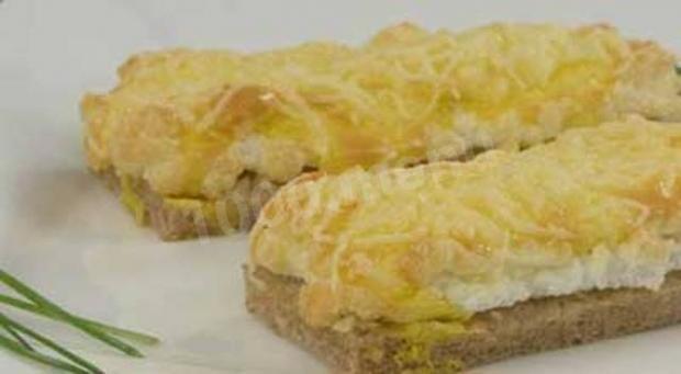Гарячі бутерброди з яйцем часником і сиром рецепт з фото покроково 