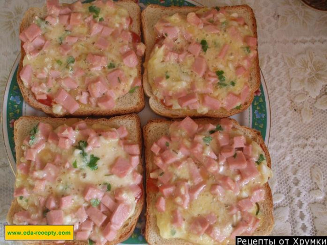 Гарячі бутерброди з шматочками ковбаси і сиром рецепт з фото покроково 
