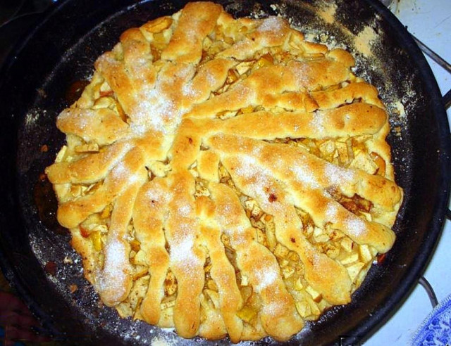 Пісочний горіховий пиріг з горіхами родзинками і яблуками рецепт з фото покроково 