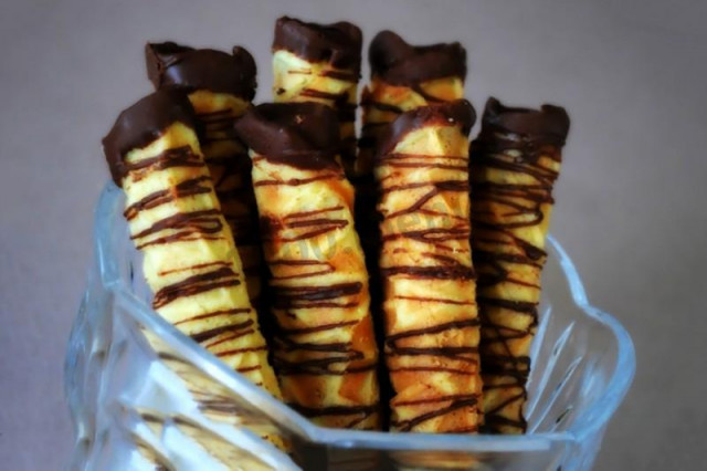 Вафельні трубочки з вишнею в шоколаді рецепт з фото 