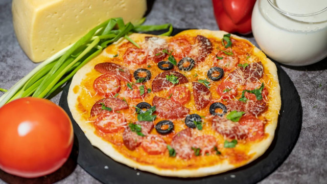 Міні-піца з салямі і томатами з сиром рецепт з фото покроково і відео 