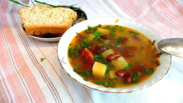 Фасолевый суп в мультиварке на мясном бульоне