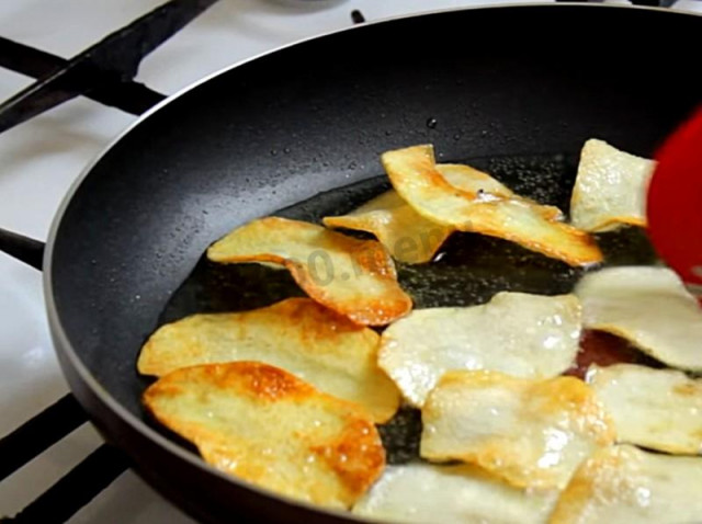Картопляні чіпси на сковороді домашні рецепт з фото покроково 