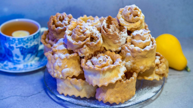Печиво хмиз у формі трояндочок з тіста на яйцях рецепт з фото покроково і відео 
