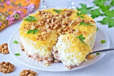 Салат с курицей ананасами и сыром слоями