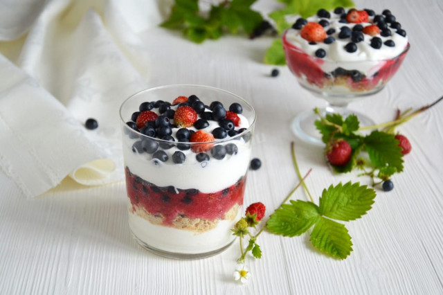 Летний десерт без выпечки со взбитыми сливками и ягодами