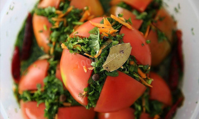 Малосольні фаршировані помідори рецепт з фото 