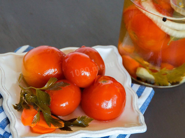Малосольні цілі помідори з цибулею і петрушкою на зиму рецепт з фото 