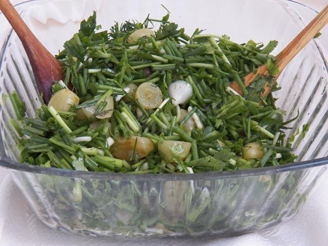Незвичайний салат з маринованим виноградом і зеленою цибулею рецепт з фото покроково 