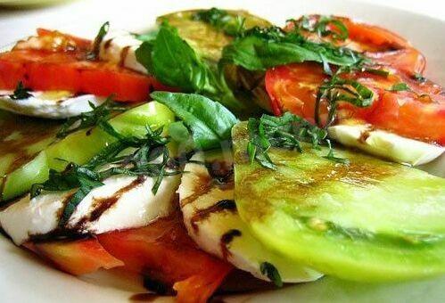 Смачненький салатик з маринованими огірками рецепт з фото 