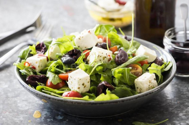 Салат з оливками і сиром рецепт з фото 