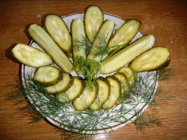Малосольні огірки з хроном і часником рецепт з фото покроково 
