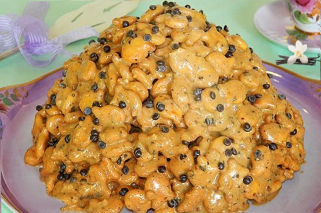 Торт гірка з рибок з арахісом, згущеним молоком і сметаною рецепт з фото 